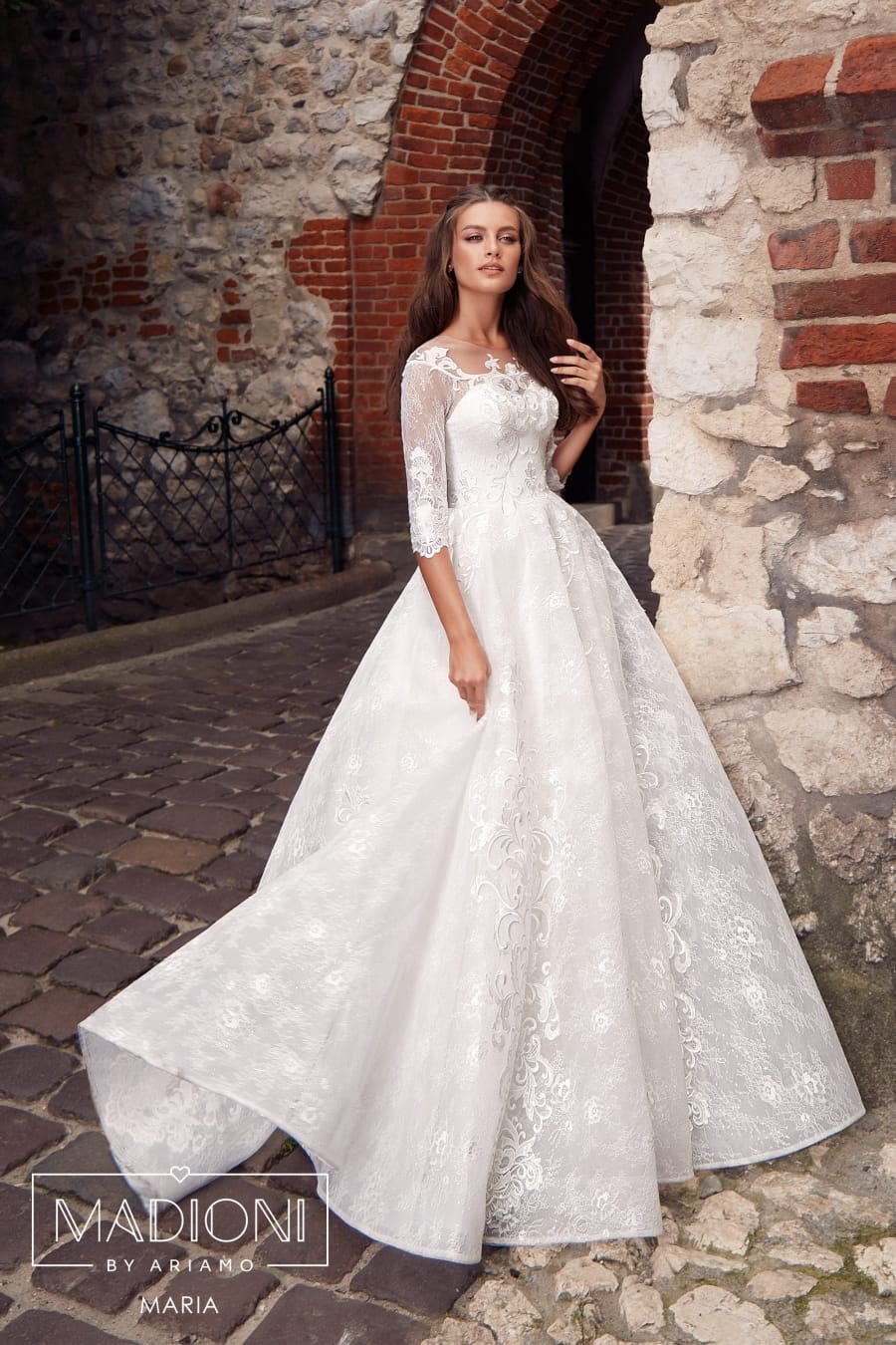 Maria  med lange blonde ærmer fra Ariamo