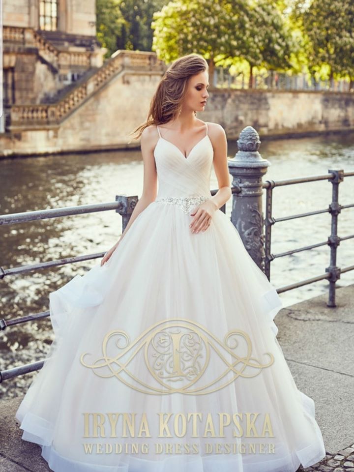 Farve brudekjole med strop